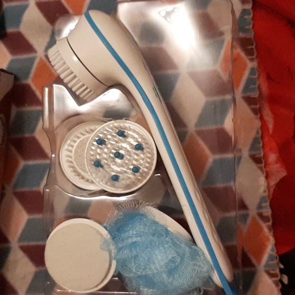 NIB Spin Spa Spinning Spa Brush cleanse and pamper your whole body 5attatchments - Picture 5 of 5